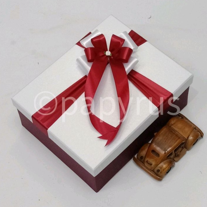 

PAPYRUS Kombinasi 20x25 Tinggi 10cm Kotak Kado Gift Box Hadiah