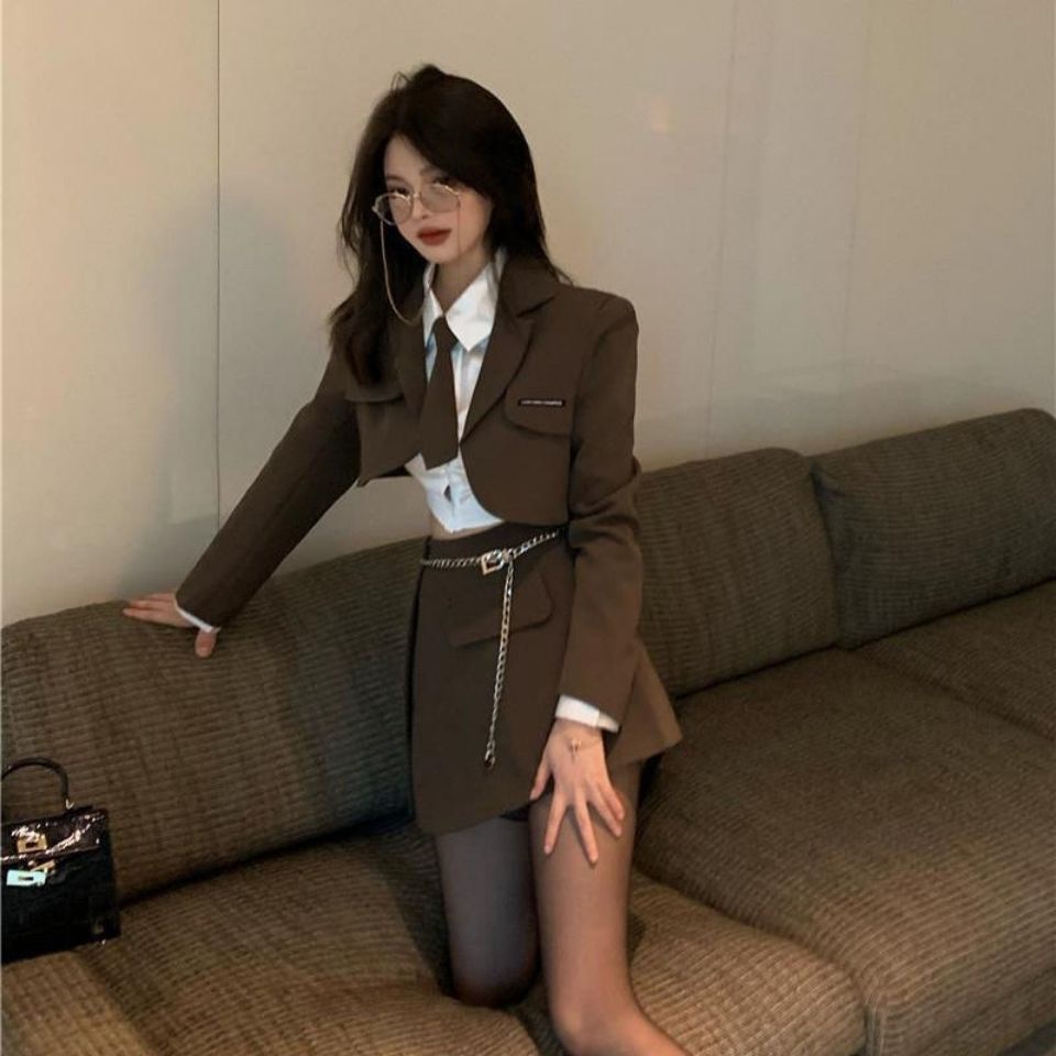 Jas wanita 2022 musim semi baru jas temperamen pendek + kemeja satin + rok pinggul set tiga potong