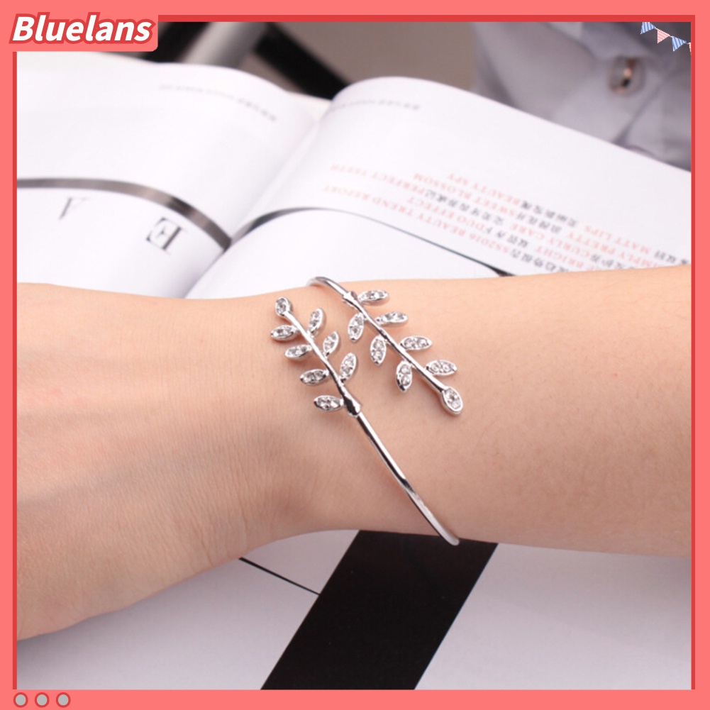 Gelang Bangle Model Terbuka Adjustable Bentuk Daun Aksen Berlian Imitasi Untuk Wanita