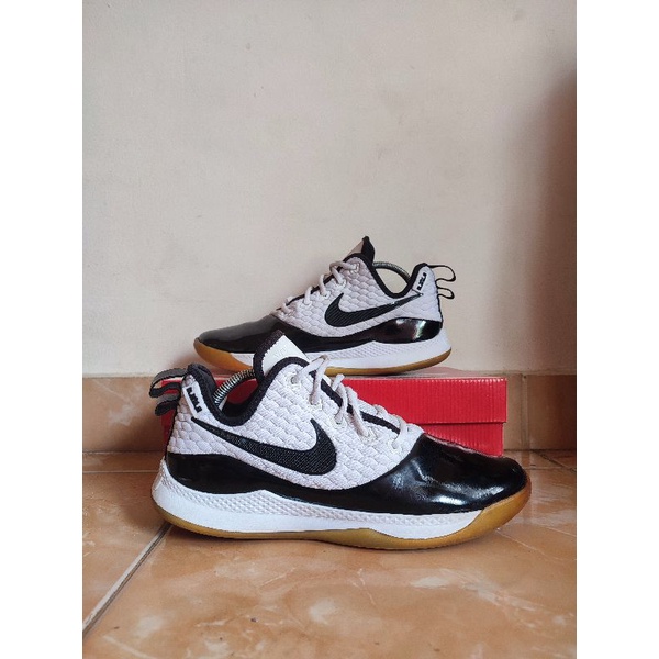 Lebron Witness 3 Black White size 44,5 Baskket/volly free box nike