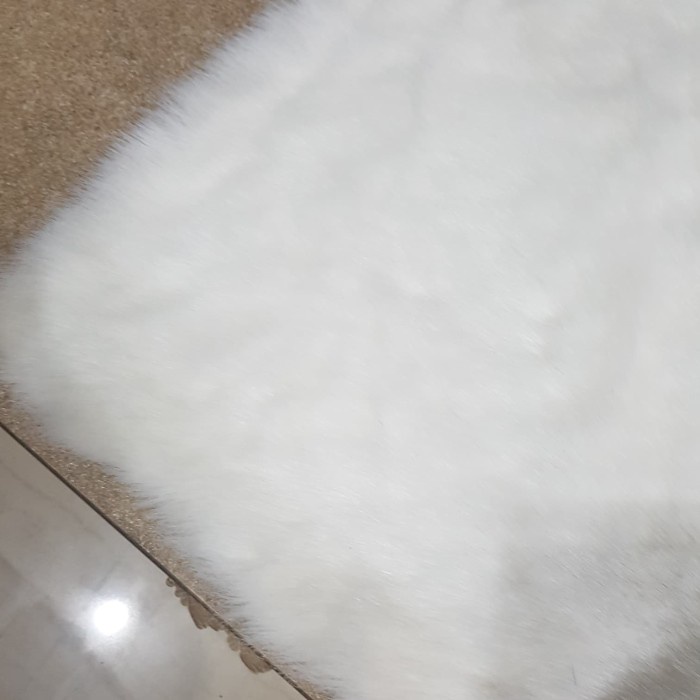 karpet bulu putih pendek ukuran sesuai chat(P4W0) KARPET BULU RASFUR bisa dicuci ada resleting ⭐⭐⭐⭐⭐