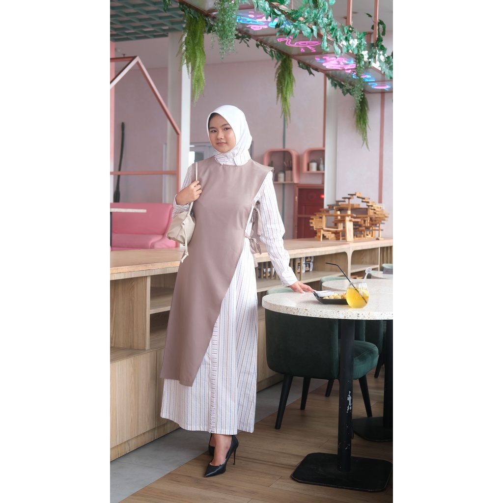 Gamis Missty Wanita One Set Inner Putih Motif Salur Outer Warna Cokelat (RK 188)