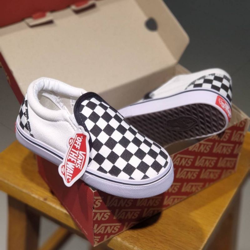 sepatu vans anak sepatu anak vans slip on catur white sudah termasuk box &amp; free kaus kaki .