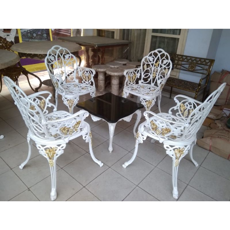 Meja Teras Granit Set 4 Kursi Besi Ukir