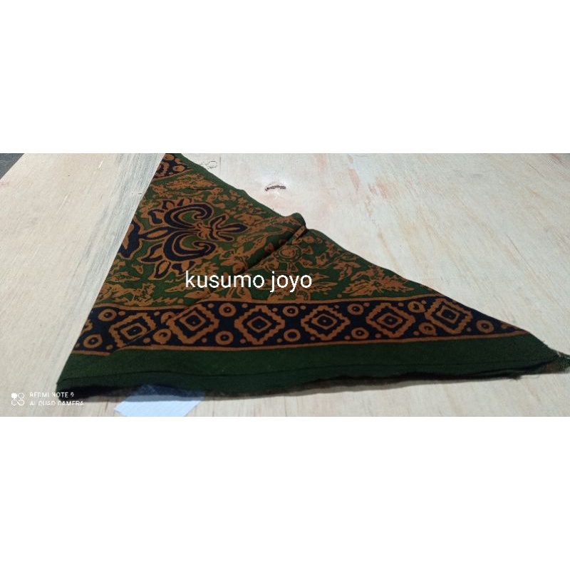 Udeng Batik  Grade A Ikat Kepala Motif Banyuwangi  Bahan Katun Size Segi Empat