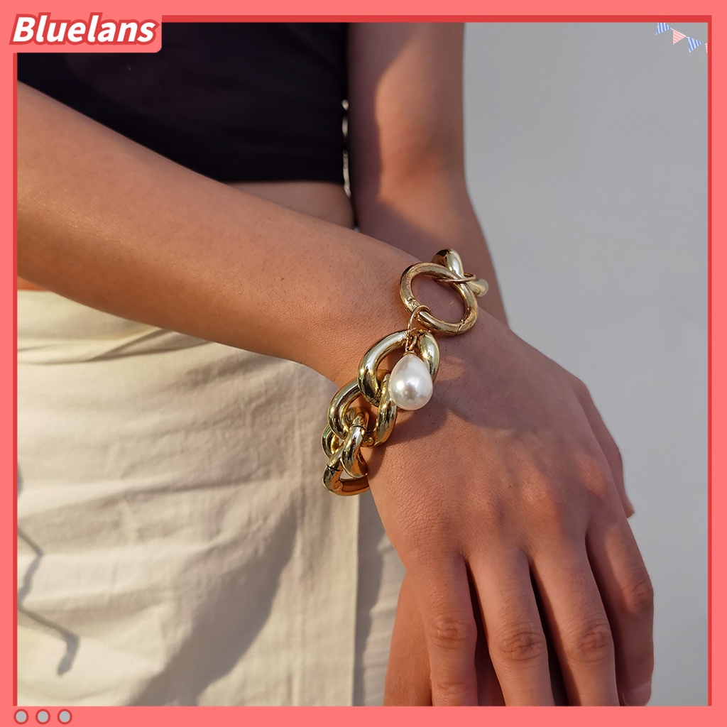 Gelang Bangle Hollow Hias Mutiara Gaya Vintage Untuk Wanita