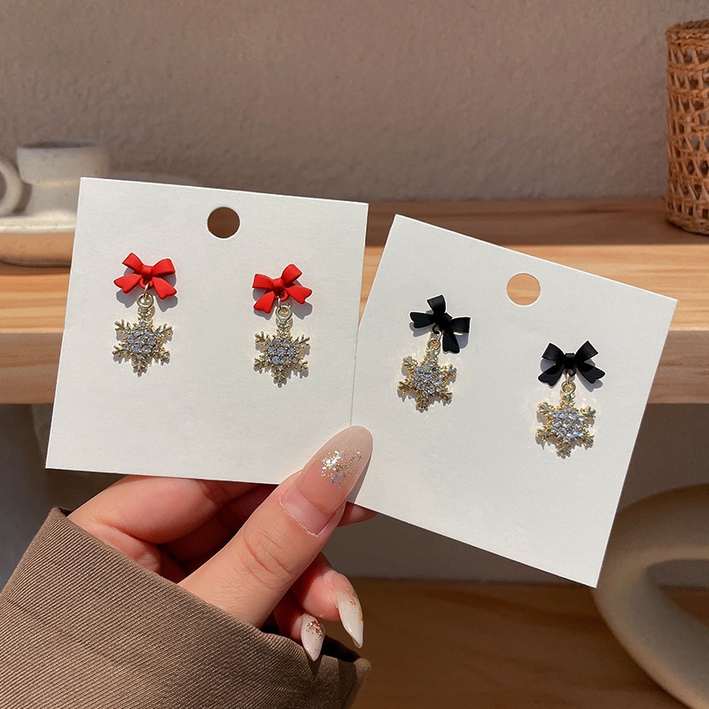 Anting Stud Desain Snowflake Natal Aksen Kristal Warna Hitam Merah Gaya Korea Untuk Wanita