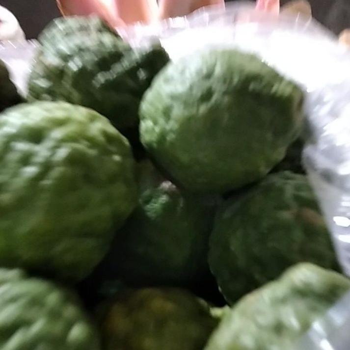 

Terlaris Today jeruk purut ukuran sedang 500g !!