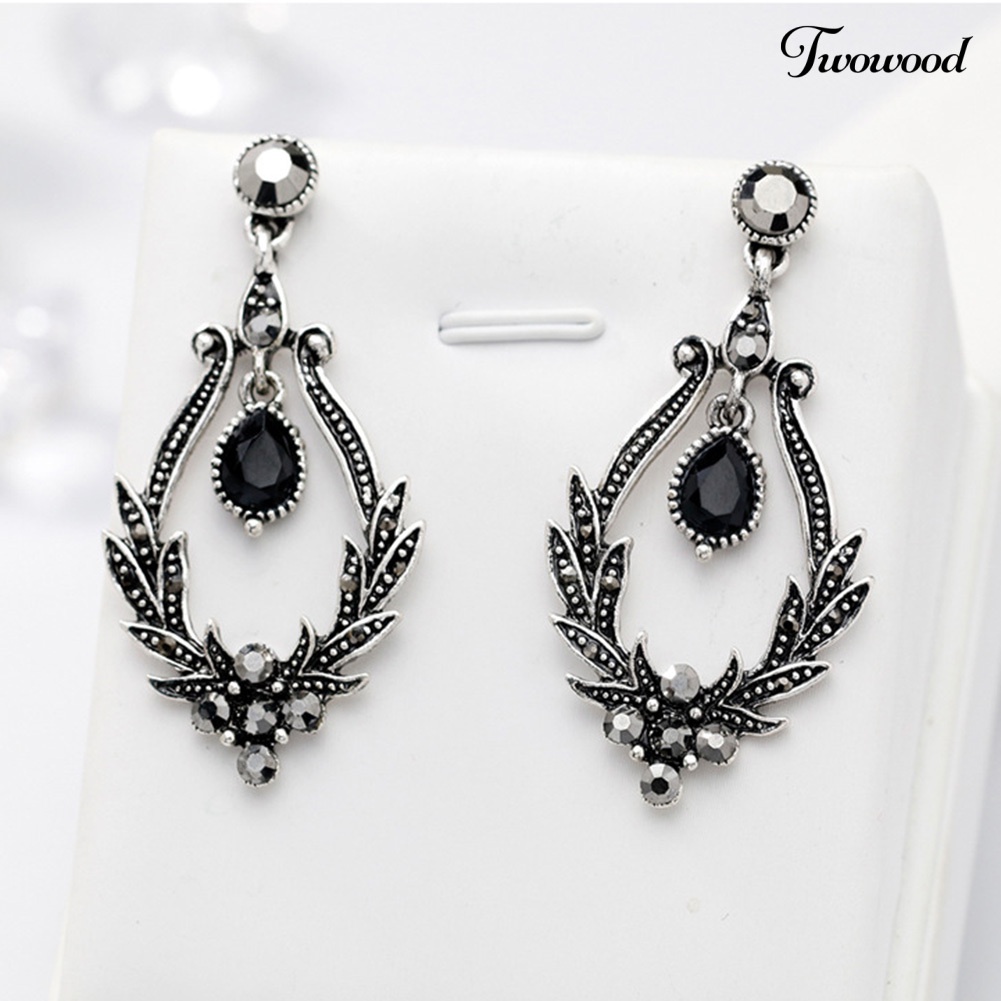 Anting Stud Desain Bunga Hollow Aksen Berlian Imitasi Gaya Vintage Untuk Wanita