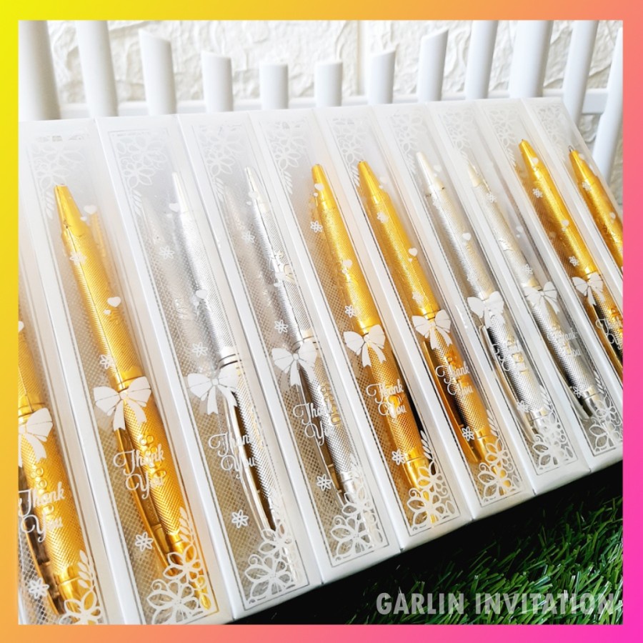 

EST PRODUCT!!! | PREMIUM PRODUCT!!! | SALE!!! Souvenir Pernikahan Murah Pulpen Elegan Gold Silver Plus Mika Cantik [ - Paling Dicari | - Paling Diminati ]