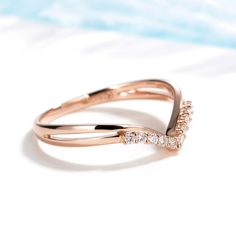 Cincin Berlian Kristal Bentuk V Warna Rose Gold Bahan Titanium Steel Gaya Korea Untuk Wanita