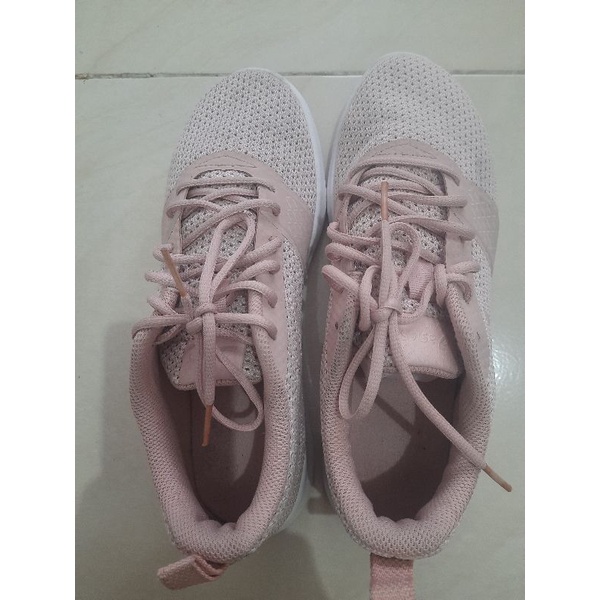 Preloved sepatu olahraga wanita asics kanmei t7h6n warna vanilla cream uk. 40,5