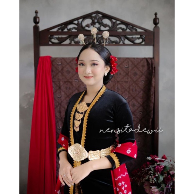 [1 SET] Kebaya Renda Body Panjang + Jarik Wiru Instan / Kode : LHT04