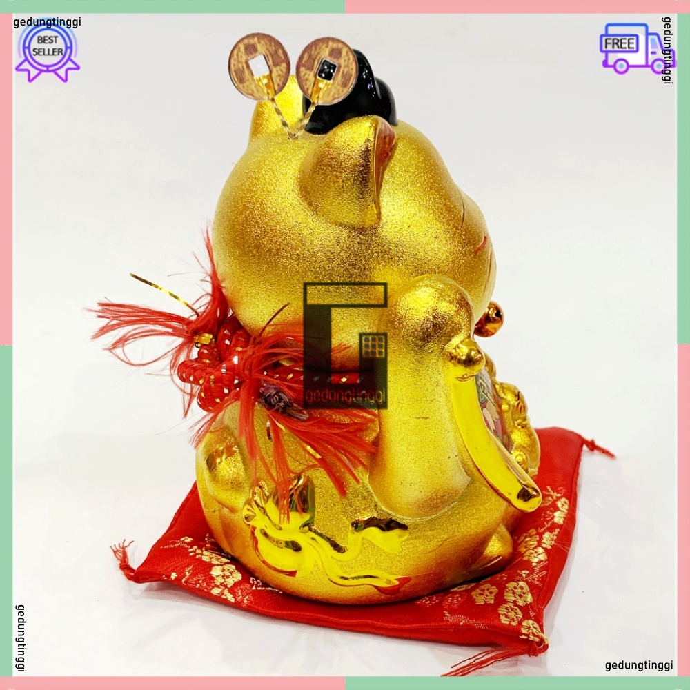 Patung Pajangan Boneka Hiasan Kucing Hoki Fengshui Maneki Neko Maneko Neki Keberuntungan Lucky Cat Jepang Cina China Keramik Ceramic Gold Emas Baterai Batrai Batre Batrei Baterry Batery Listrik Tangan Gerak Goyang Melambai Panggil Memanggil Rejeki Murah