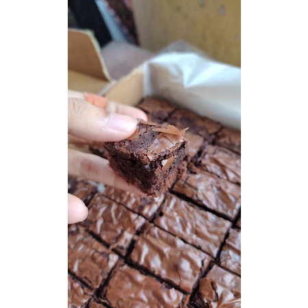 

BROWNIES FUDGY PANGGANG EKONOMIS TANPA TOPPING (potongan kecil 30-40 potong)