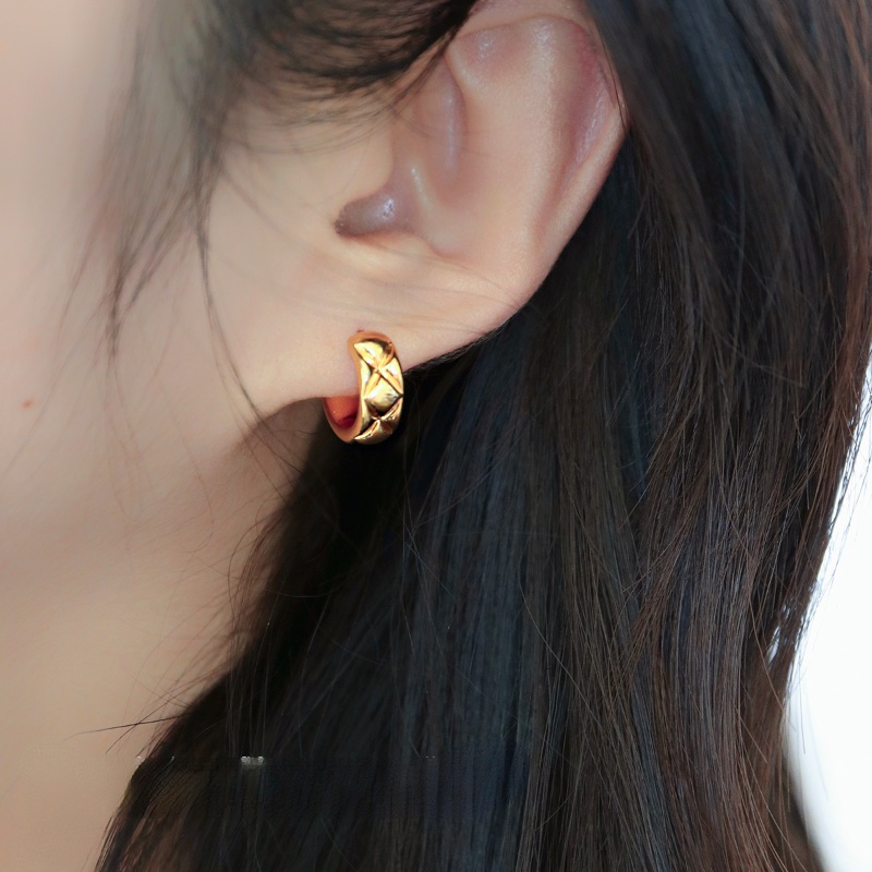 Anting Tusuk Bentuk Lingkaran Bahan Metal Lapis Emas Gaya Retro Klasik Untuk Wanita