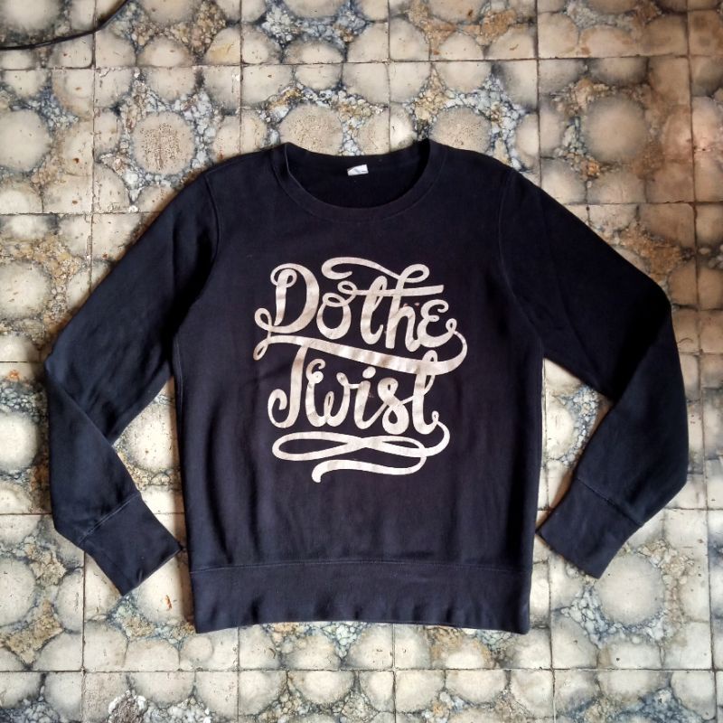 Second Crewneck Hitam UniqloxAlphabets