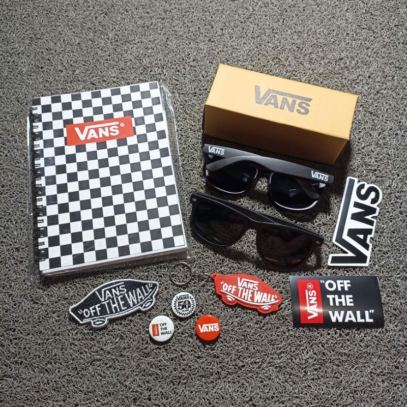 VANS PACK NOTEBOOK KACAMATA VANS DAN KEYCHAIN FREE STICKER