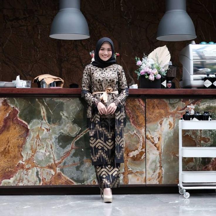 Batik Couple Kebaya Hitam modern, Kebaya Tunangan, Kebaya brukat "NAM.18Oc22ᴺ"