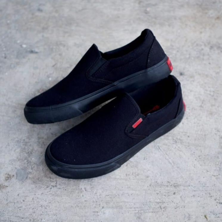 SEPATU WARRIOR SLIP ON ARTUR BLACK ORIGINAL WARRIOR SLIP ON FULL BLACK SEPATU SLIP ON HITAM POLOS {S