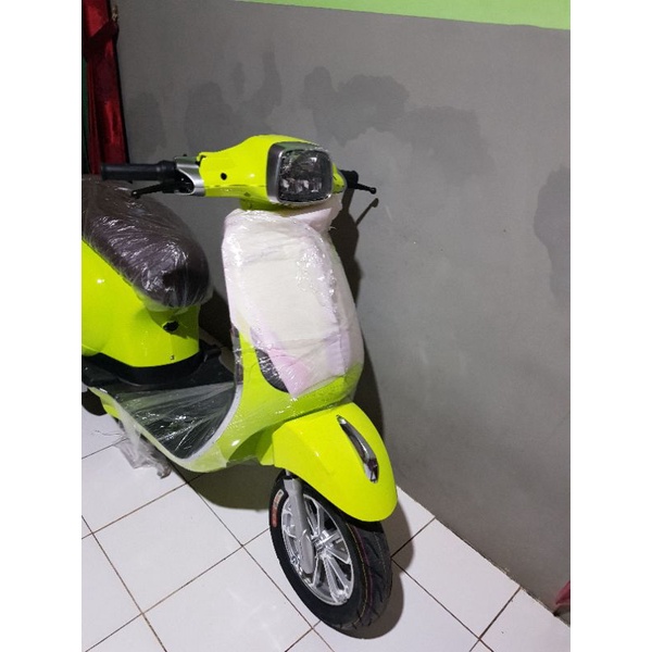motor vespa listrik SE