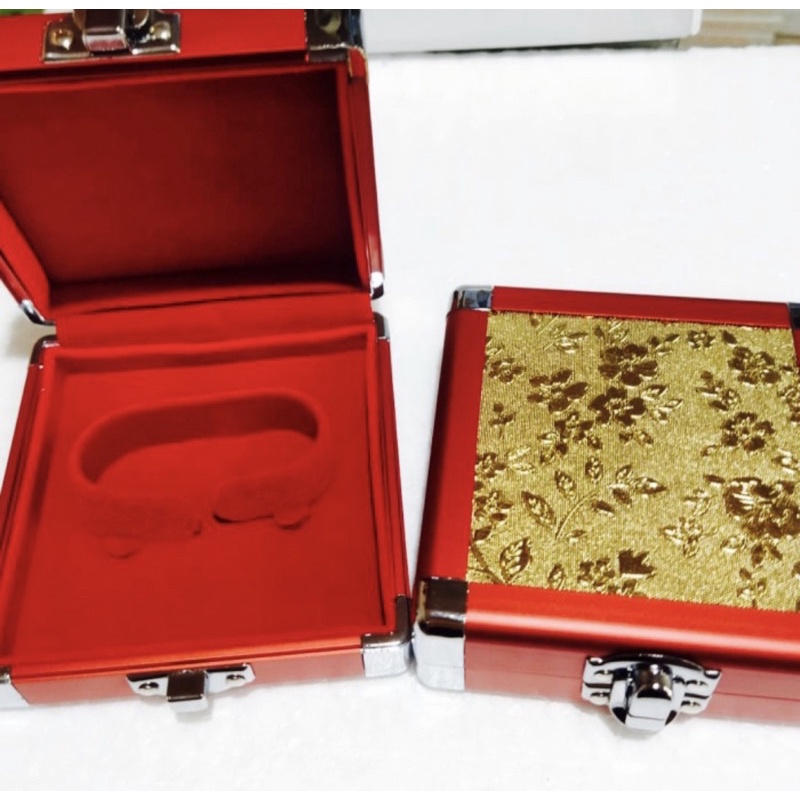 Kotak tempat perhiasan gelang motif emas