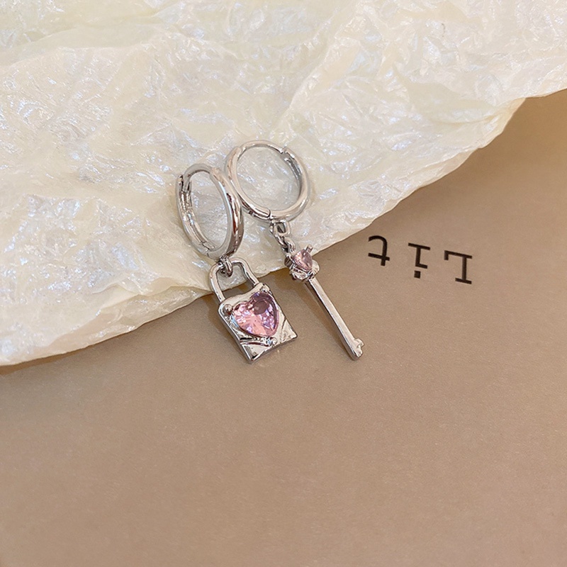 Anting Kait Gantung Asimetris Desain Kunci Hati Hias Zircon Untuk Wanita
