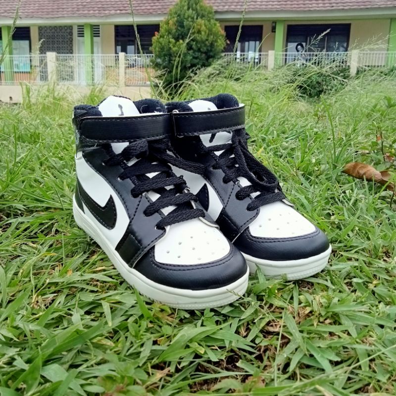 sepatu sneaker Sekolah, olahraga, santai boot pria dan wanita terlaris murah awet  nyaman di gunakan