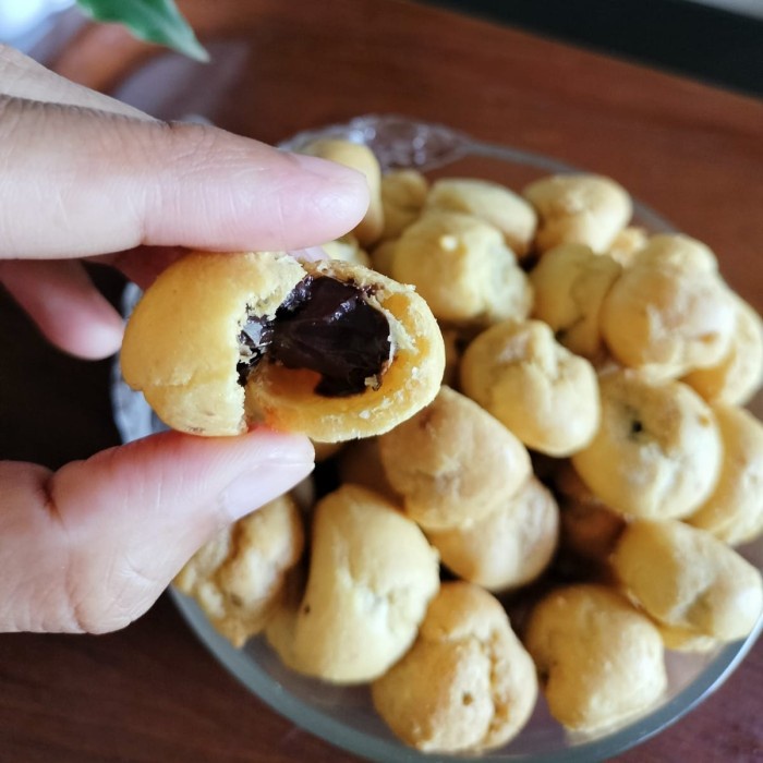 

Kue Soes Cokelat - Kue Sus Kering Coklat 250 gram - Sus Kering Cokelat Lumer