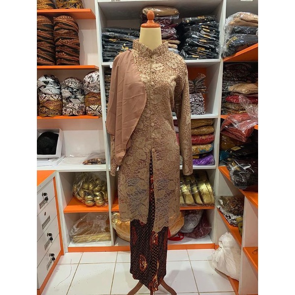 Kebaya Ibu Broklat Selendang