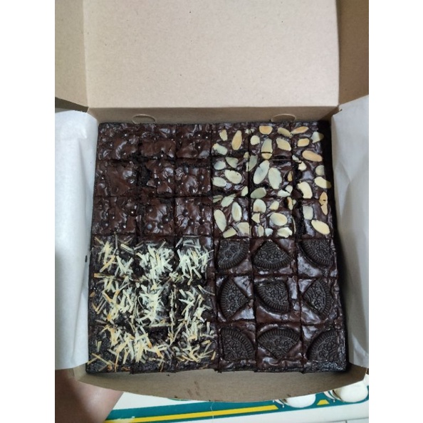 

BAKED BROWNIES - QUAD TOPPING | MEDIUM SIZE