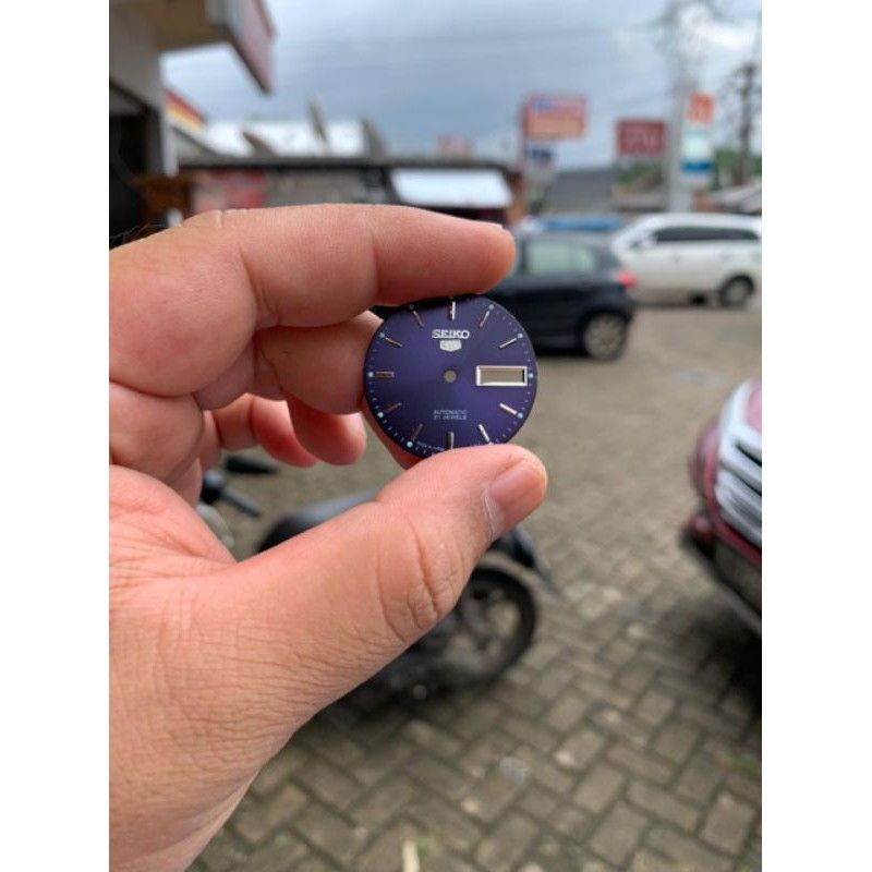 Plat Dial Seiko 5 Blue automatic