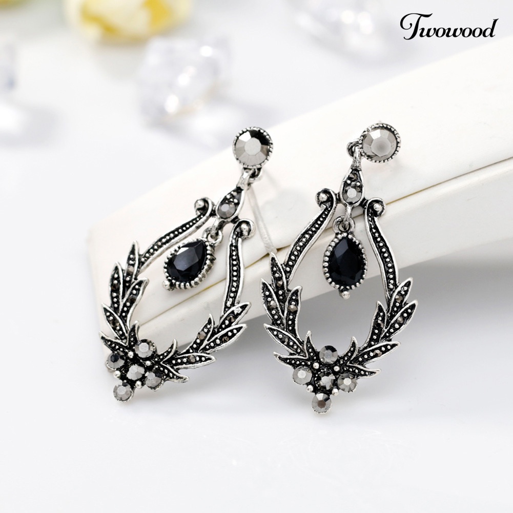 Anting Stud Desain Bunga Hollow Aksen Berlian Imitasi Gaya Vintage Untuk Wanita