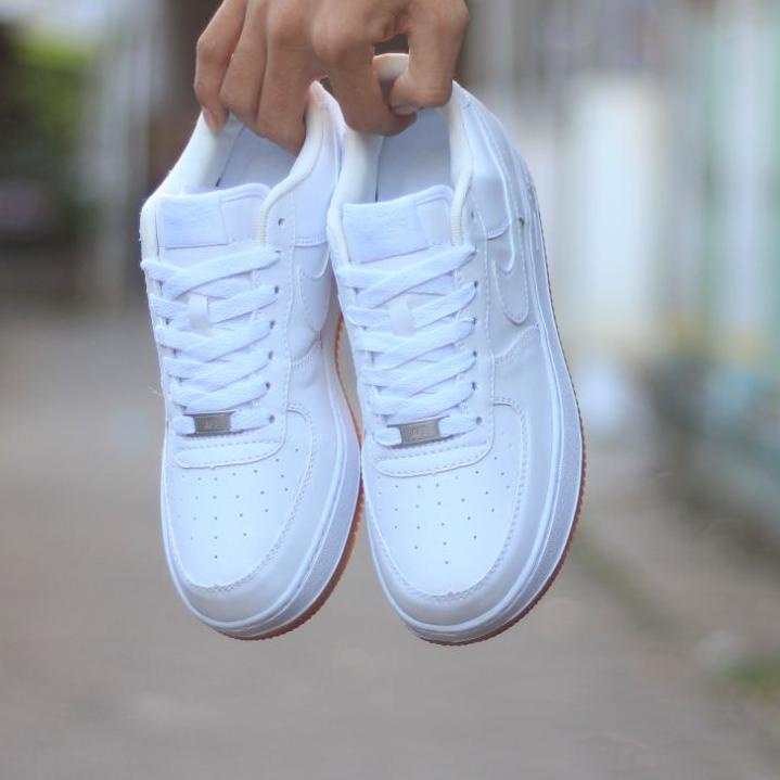 Terbaru NIKE AIR FORCE 1 WHITE BLACK GUM SNEAKERS PRIA
