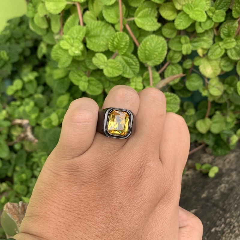 Cincin Pria Titanium Batu Akik Permata Yakut Kuning Ring Hitam Minimalis Anti Luntur dan Karat