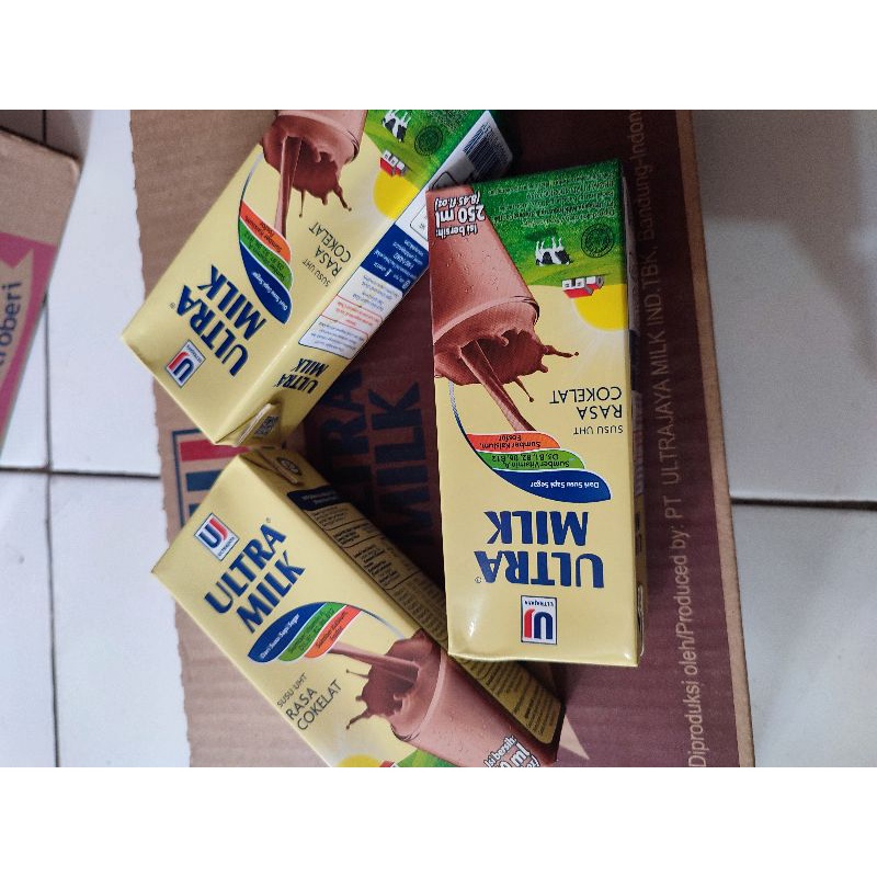 

Ultra Milk susu uht 250 ml coklat stroberi