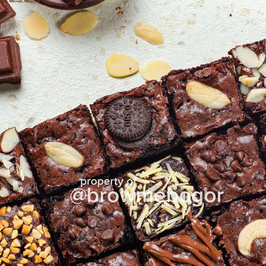 

Brownies Sekat Full Toping BrowMe Bogor dan Terenak Ukuran Box 24x11 Cm Isi 18 Potong Produk Viral