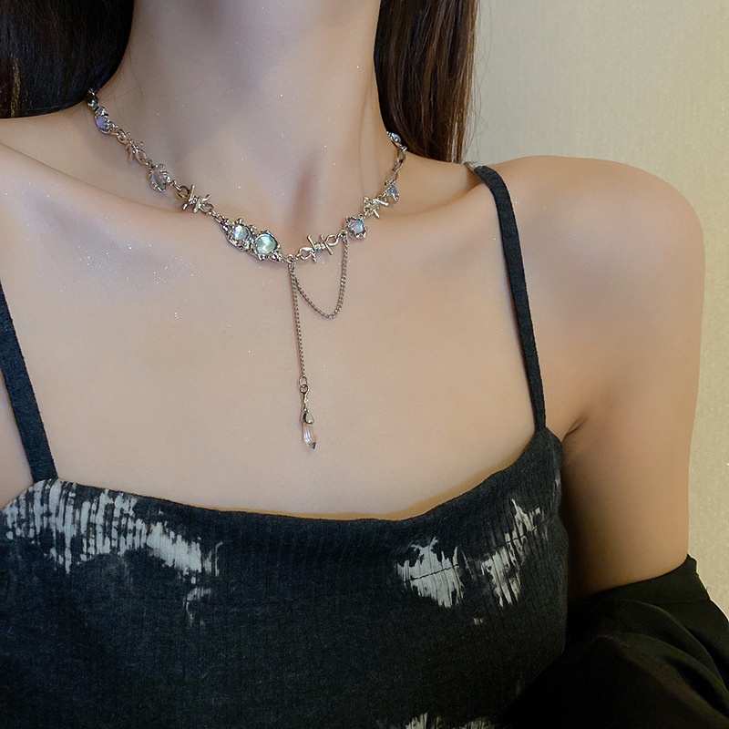 Kalung Rantai Choker Liontin Batu Bulan Kristal Rumbai Warna Silver Untuk Wanita