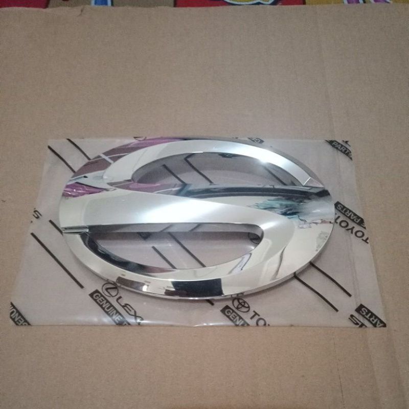 emblem logo depan Daihatsu sigra original