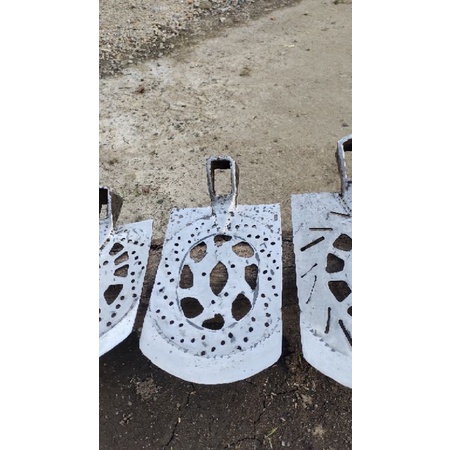 cangkul dari cakram motor Supra bekas dengan baja bearing 19x28,5cm berat2,35kg