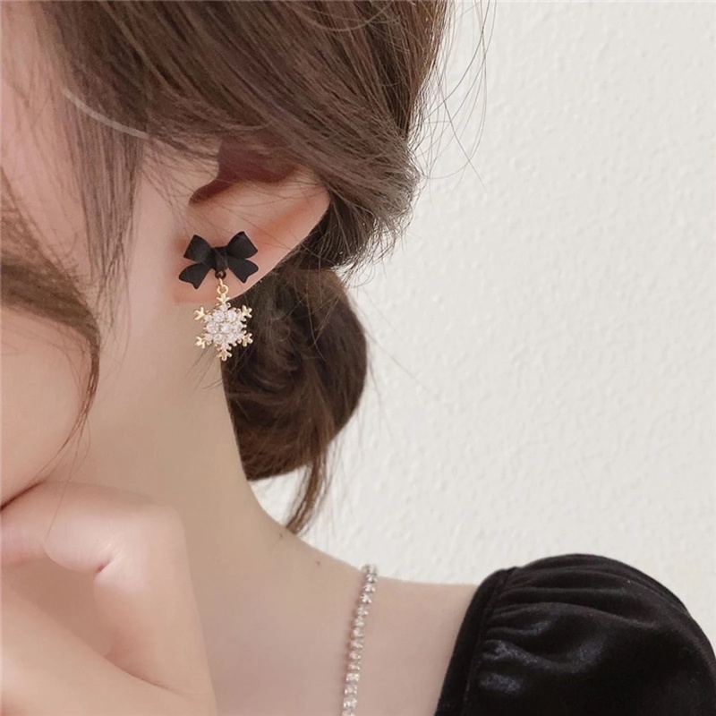 Anting Stud Zircon Desain Snowflake Pita Natal Warna Hitam Merah Aksen Kristal Gaya Korea Untuk Wanita