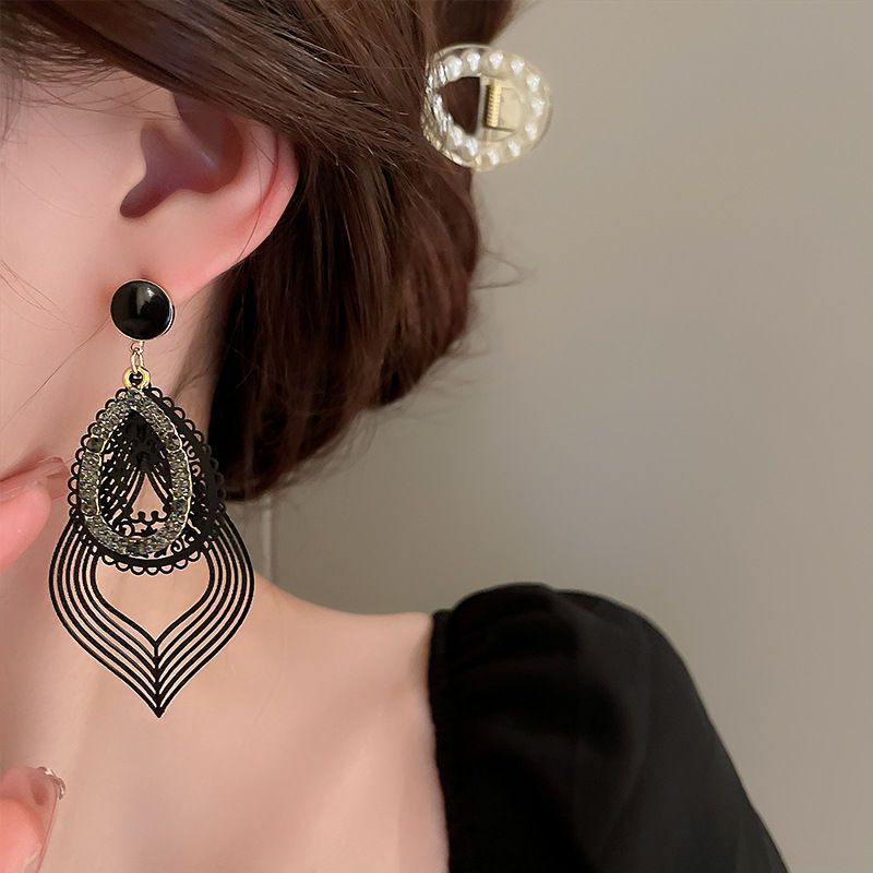 Anting Tusuk Gantung Desain Ukiran Bunga Hollow Hias Berlian Imitasi Gaya Elegankelas Untuk Wanita