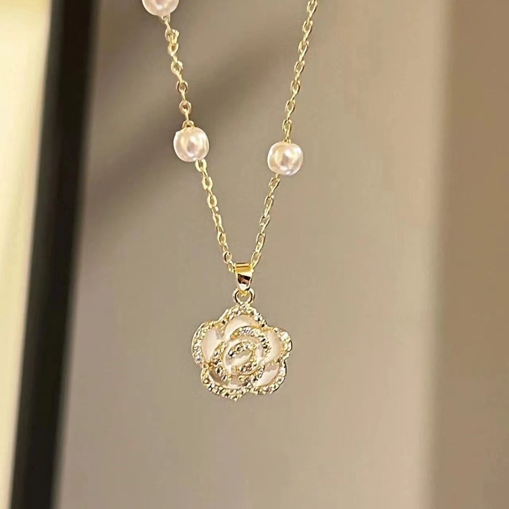 Kalung Liontin Bunga Camellia Bahan Alloy Hias Mutiara Imitasi Gaya Korea Untuk Wanita