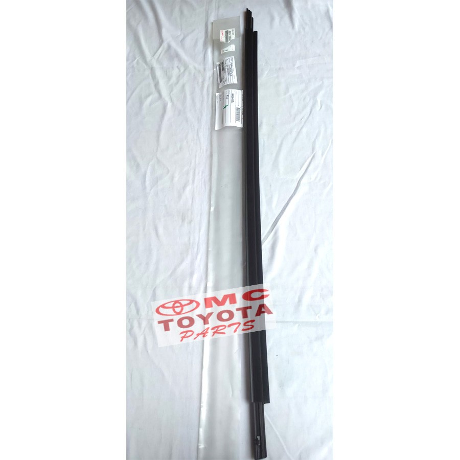 Pelipit Pintu/ Karet Kaca Luar Belakang Kiri Toyota Previa 68164-28040