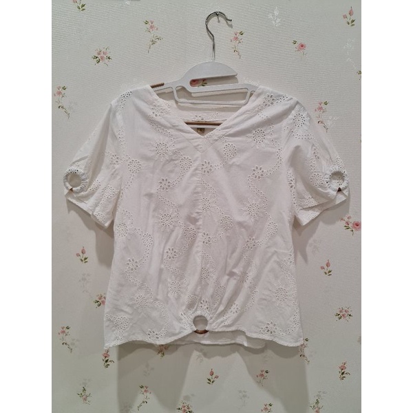 Blus brokat lace putih wanita