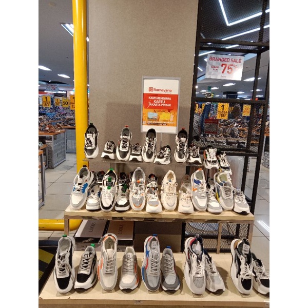 Sepatu Sneakers Pria / Brand Original Looks / Ramayana Jatinegara