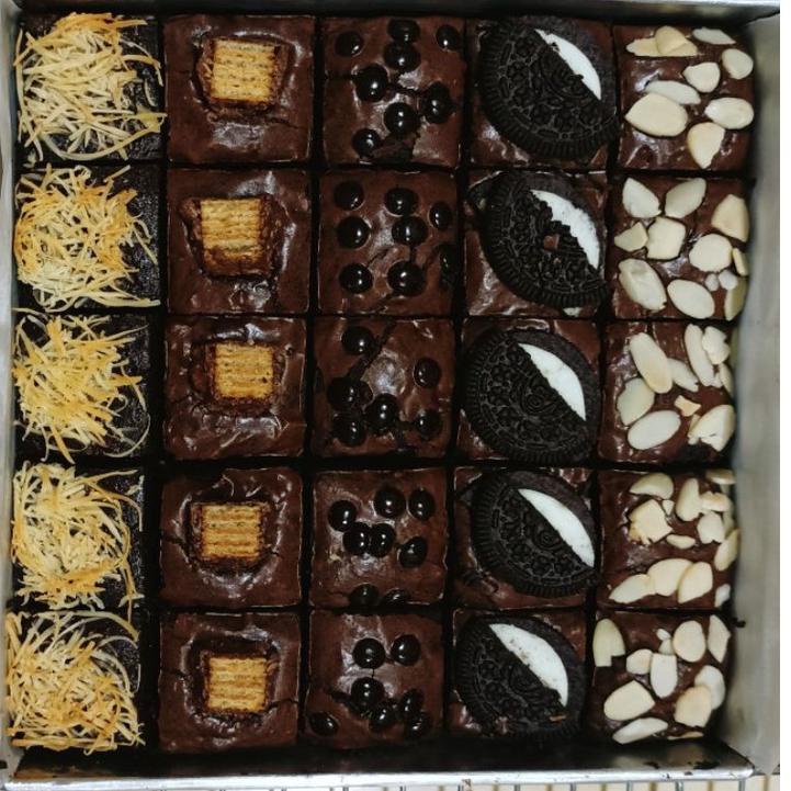 

Best seller Brownies fudgy shiny crust /Brownies panggang sekat (isi 25 bites) WYG