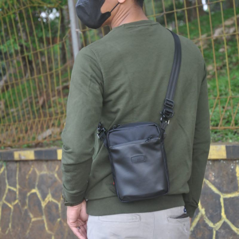 Tas Paha Selempang pria premium Anti Air warna hitam labbio MAX R1