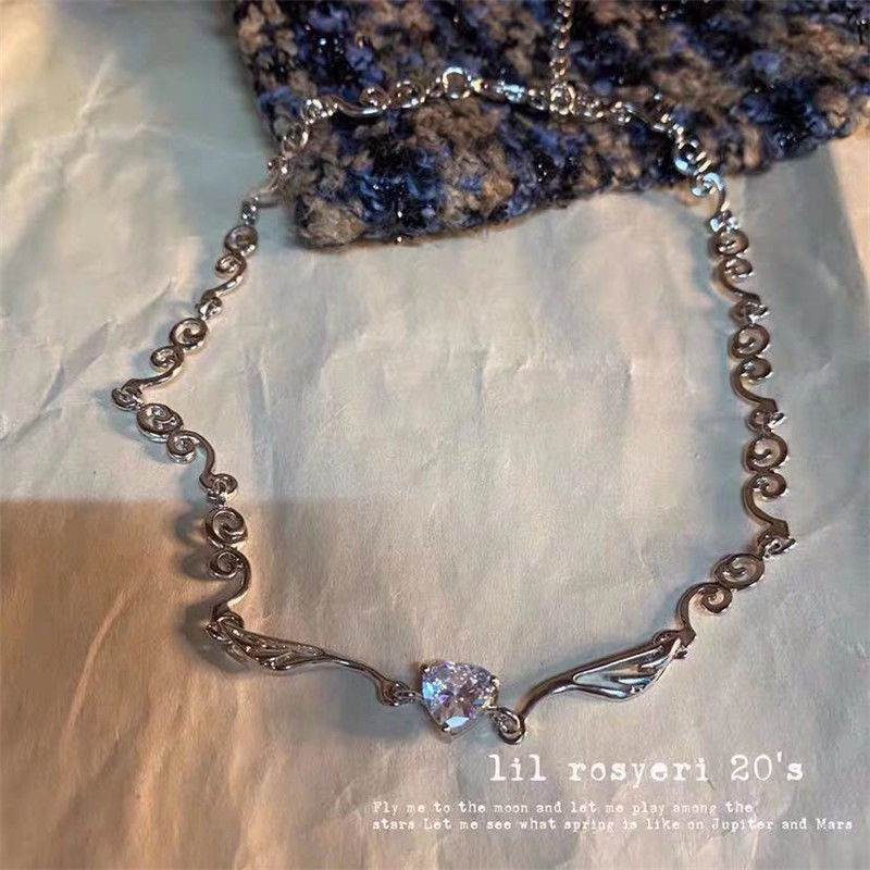 Kalung Choker Rantai Klavikula Desain Hati Sayap Malaikat Aksen Kristal Tunggal 2k Warna Silver Untuk Wanita