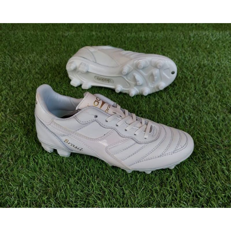 Sepatu Bola Diadora Brazil